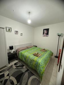 a bedroom with a bed with a green comforter at Lucy Home in Forlì del Sannio