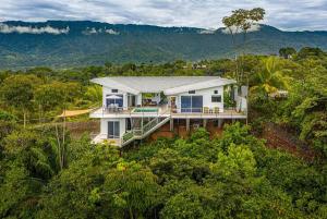 una gran casa blanca en medio de un bosque en Alma de Ojochal, en Ojochal