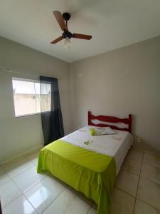 イグアバ・グランデにあるCasa em iguaba grandeのベッドルーム1室(ベッド1台、シーリングファン付)