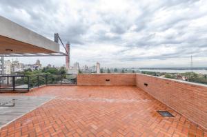 un patio de ladrillo con vistas a la ciudad en Chic Loft With Balcony In Las Mercedes, en Asunción