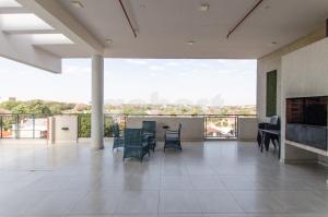 una gran sala de estar con chimenea y sillas. en Comfortable Villa Morra Loft, en Asunción