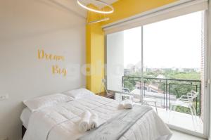A bed or beds in a room at Unbeatable Studio W Pool, Wifi In Villa Morra