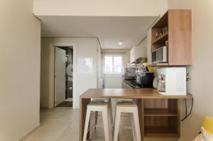 A kitchen or kitchenette at Unbeatable Studio W Pool, Wifi In Villa Morra