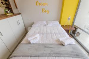 A bed or beds in a room at Unbeatable Studio W Pool, Wifi In Villa Morra
