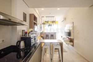 A kitchen or kitchenette at Unbeatable Studio W Pool, Wifi In Villa Morra