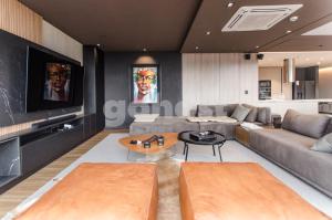 ein Wohnzimmer mit einem Sofa und einem Tisch in der Unterkunft Exclusive And Luxurious Penthouse In Herrera in Asunción