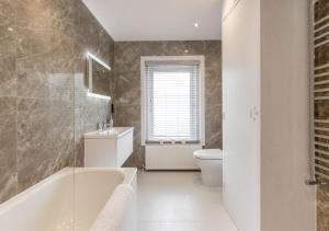Koupelna v ubytování Soothing Neutrals: Comfy & Serene 1BR Apartment