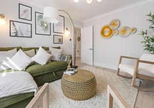 Posezení v ubytování Soothing Neutrals: Comfy & Serene 1BR Apartment