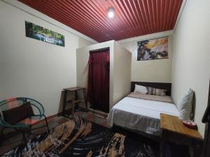 um quarto com uma cama e um tecto vermelho em El Mirador em Juayúa