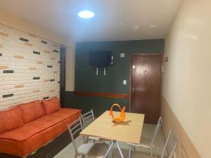 una sala de estar con un sofá y una mesa en SANBERJERE, en San Bernardo