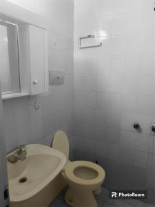 Baño blanco con aseo y lavamanos en SANBERJERE en San Bernardo