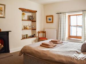 una camera da letto con un letto e asciugamani di Quince Cottage a Clifton