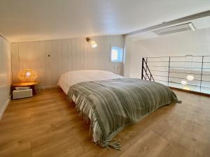 1 dormitorio con 1 cama grande en una habitación en La Pause Pension, en Seogwipo