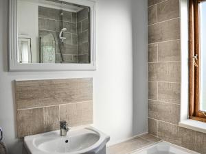 een badkamer met een wastafel en een spiegel bij The Croft in Threlkeld