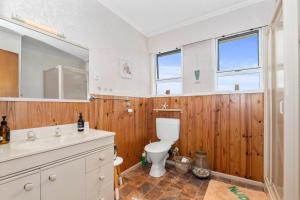 Ванная комната в Family Tides - Ruakaka Holiday Home +12 фотографий