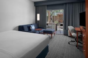 Katil atau katil-katil dalam bilik di Courtyard by Marriott Phoenix West/Avondale