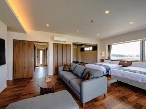 sala de estar con 2 camas y sofá en Private Condo Chatan Jagaru by Coldio Premium, en Chatan