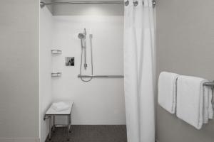 Bilik mandi di Courtyard by Marriott Phoenix West/Avondale