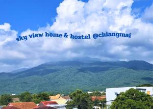 een bord waarop staat: blijf thuis en hostel gittinham bij Sky View Home and Hostel Chiangmai in Chiang Mai