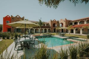 Bazén v ubytování Hacienda Los Olivos, Valle de Guadalupe nebo v jeho okolí