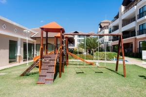 un parque infantil con un tobogán en un patio en Cobertura Duplex Jacuzzi - Mediterranee Residence, en Aquiraz