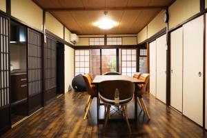 京都的住宿－一吾山房，一间带桌椅的用餐室