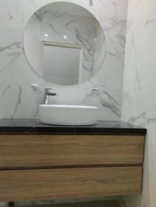 Un baño con un lavabo y un espejo sobre un mostrador. en Casa Isabel - Villa Nueva - Villa María, en Villa María