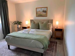 a bedroom with a bed with towels on it at Cozy 3 bdr Retreat in a Prime location in Streamwood