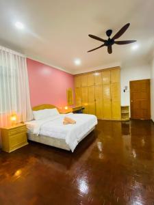 a bedroom with a bed and a ceiling fan at Ipoh Center Elegant Bungalow Near to Sunway in Ipoh