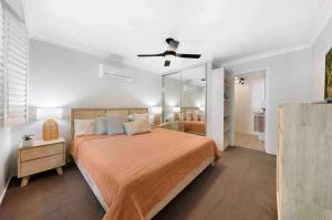 1 dormitorio con 1 cama y ventilador de techo en Copacabana Apartments, en Gold Coast