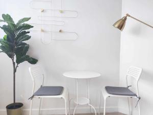 uma mesa e duas cadeiras e uma mesa e uma planta em Cozy Condo with City View em San Fernando