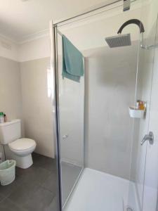 bagno con doccia e servizi igienici. di Queen Bed on Burton a Lalor