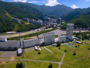 eine Luftaufnahme einer Stadt mit Bergen im Hintergrund in der Unterkunft Naeba Prince Hotel in Yuzawa