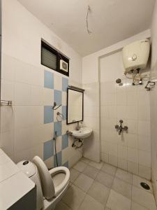 een badkamer met een toilet en een wastafel bij Madpackers Udaipur in Udaipur