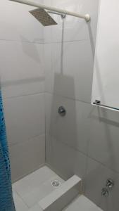 布宜诺斯艾利斯amplia habitación estilo luis xv的浴室里有玻璃门的淋浴间