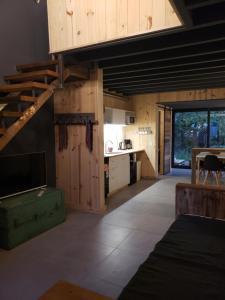 a large room with a kitchen and a living room at Chapa atrás - SalePatagonia in San Martín de los Andes