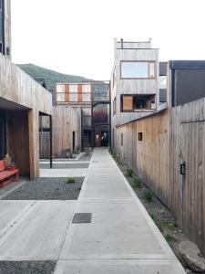 an empty sidewalk in a city with buildings at Chapa atrás - SalePatagonia in San Martín de los Andes