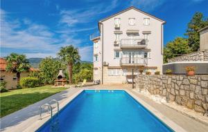 een villa met een zwembad voor een gebouw bij Cozy Apartment In Rijeka With Wi-fi in Rijeka