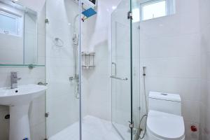 uma casa de banho com um chuveiro, um WC e um lavatório. em Amor home III em Hanói