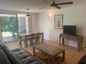 una sala de estar con un sofá y una mesa en Baden 35 Rainbow Shores, en Rainbow Beach