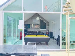 uma casa com uma mesa de bilhar no meio de uma sala em Love Here Poolvilla หัวหิน em Hua Hin