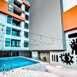 un edificio con piscina frente a un edificio en 906A URBN Barrio Escalante Estudio con A/C y Parqueo, en San José