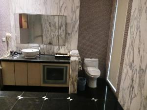 ein Bad mit einem Waschbecken und einem WC. in der Unterkunft 金利星精品旅館 in Nan-p'ing