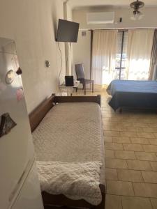 a hotel room with two beds and a couch at Apartamento Pacifico Altos Balcony in Bahía Blanca