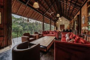 een woonkamer met banken en een houten tafel bij Villa Bedulu Cliff Estate Ubud - Wood Side in Ubud