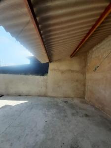 een uitzicht op een garage met een dak bij Casa do Enzo in Peruíbe