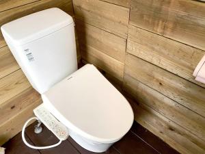 La salle de bains est pourvue de toilettes blanches et d'une télécommande. dans l'établissement Yadoya LOTUS - Vacation STAY 34250v, à Kabira