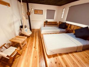 Habitación con 2 camas y un columpio en Yadoya LOTUS - Vacation STAY 34250v en Kabira