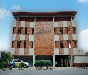 a building with a car parked in front of it at Key Inn Hotel Bogor in Kamparganya