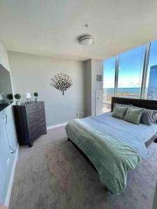 um quarto com uma cama grande e janelas grandes em Penthouse In South Loop Chicago em Chicago